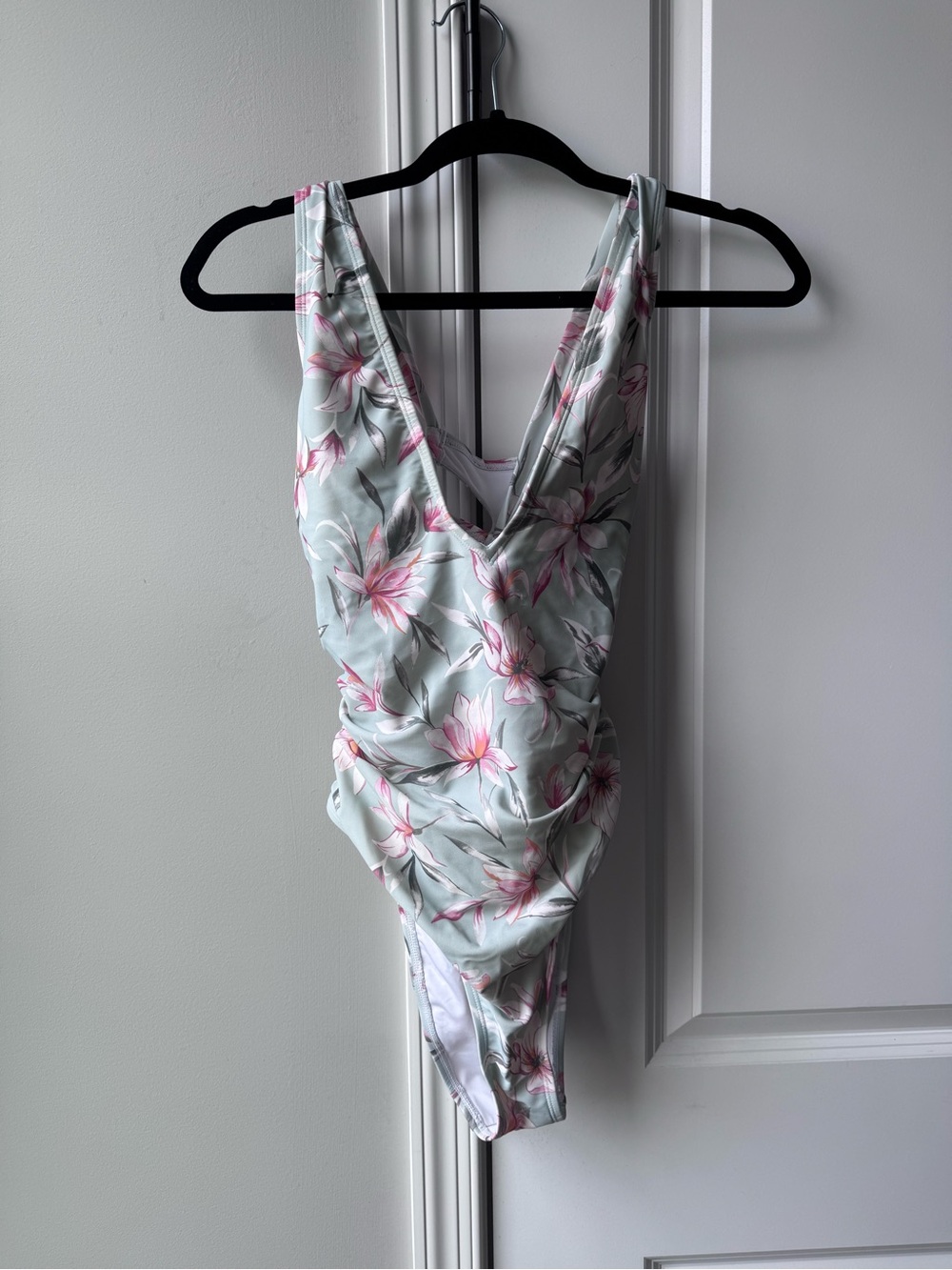Cupshe Floral V-Neck One-Piece Swimsuit in Mint and Pink